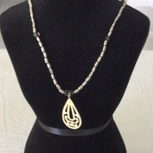 Elegant Silver colored Necklace with Pendant